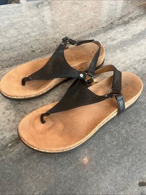 Vionic Black Thong Sandals with Tan Footbed